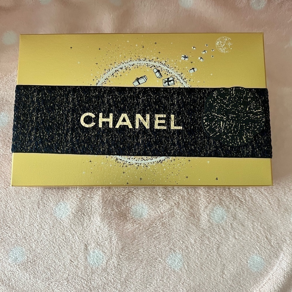 CHANEL• Eye Essential Set Holiday Gift set - Picture 3 of 11